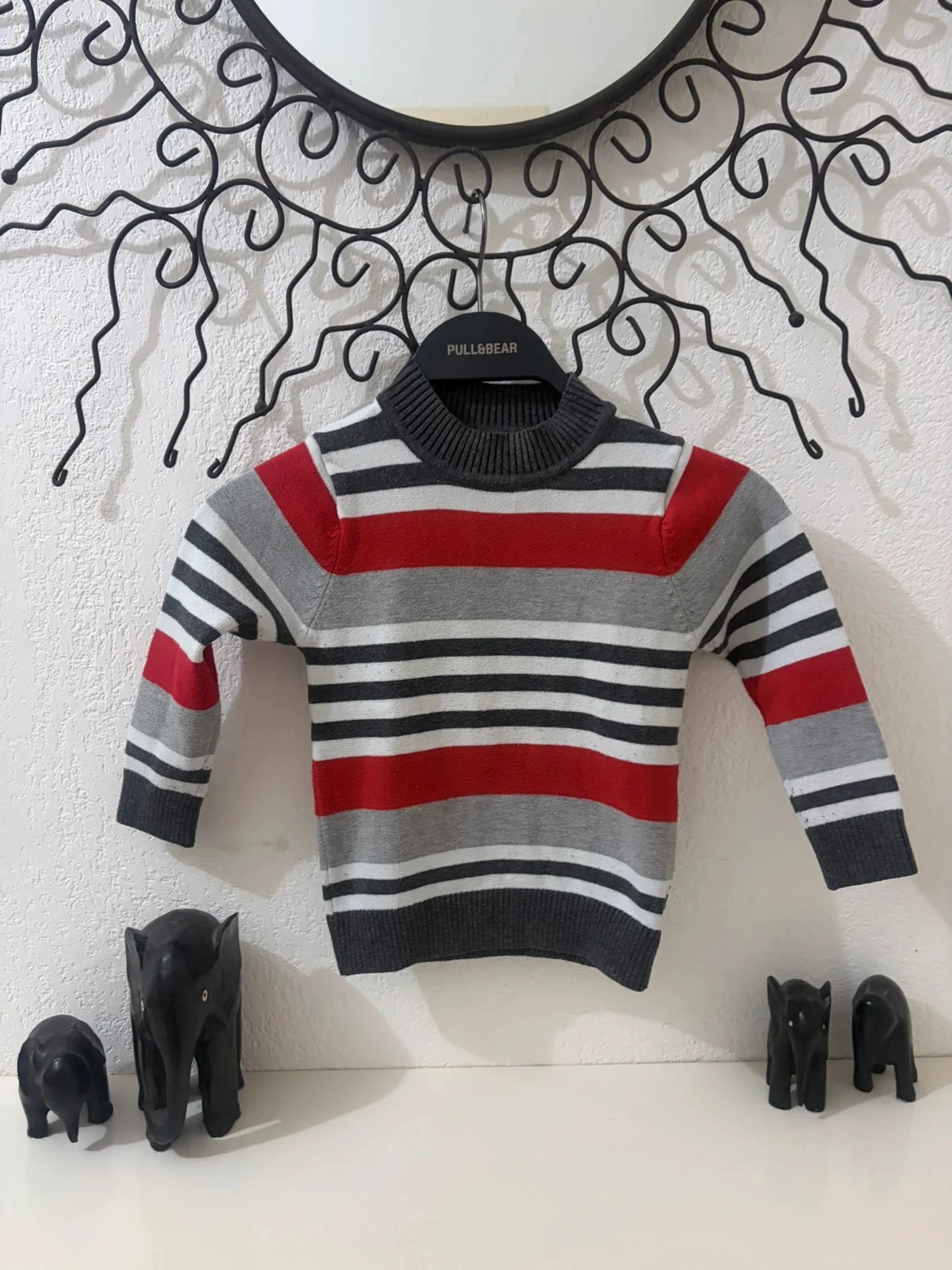 Suéter de Malha Listrado Vermelho, Cinza e Branco – Calor e Estilo Clássico – Tamanho 24 Meses (86 cm) – photo 2